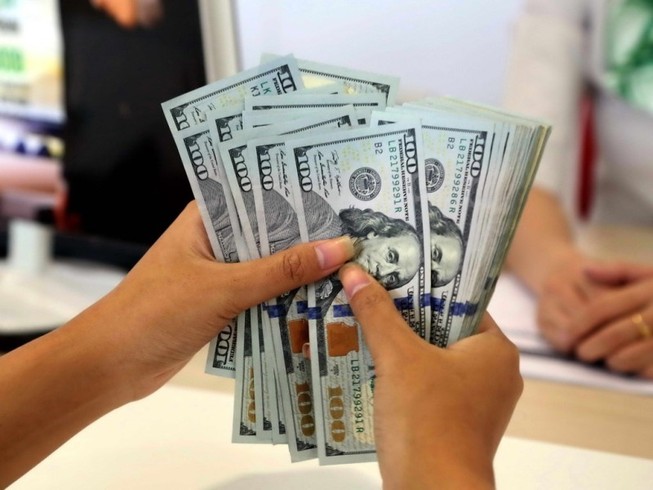 Đôla chợ đen vọt lên đỉnh mới, vàng rơi xuống đáy