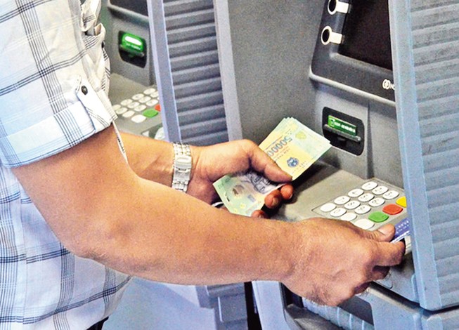 ATM hoạt động kiểu 'gà rù', người rút tiền khóc ròng ngày Tết