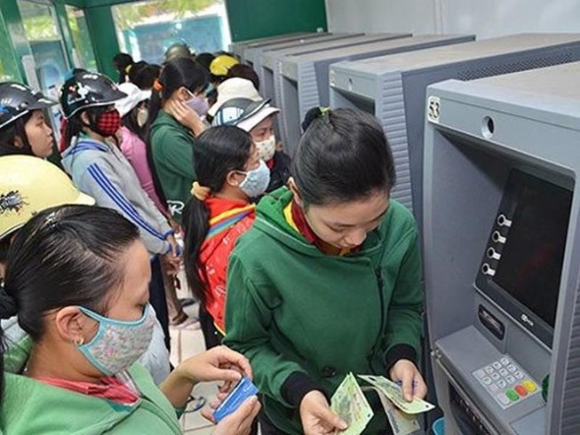 Ngân hàng đau đầu với chi phí chuyển thẻ từ sang thẻ chip