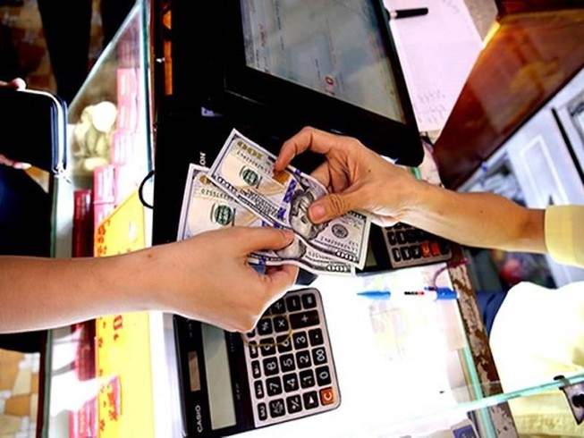 Giá USD tiếp tục 'bốc hoả'