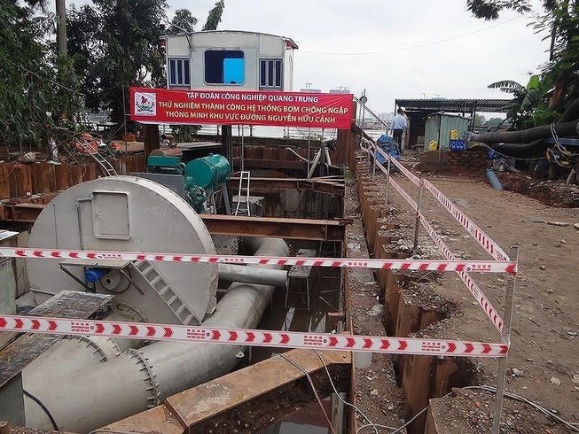 Đường Nguyễn Hữu Cảnh ngập, chốt giá thuê máy bơm khủng