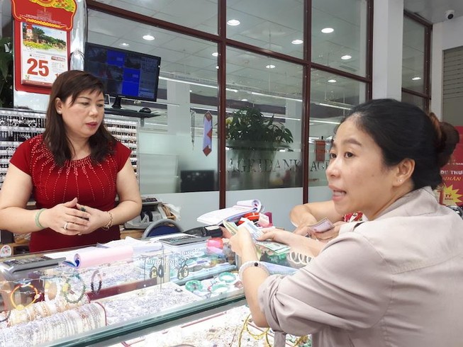 Giá vàng nổi sóng, nhảy vọt lên gần 38 triệu đồng/lượng
