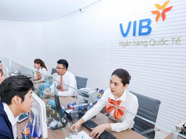 Có ngân hàng tặng đến 1% lãi suất khi gửi tiết kiệm
