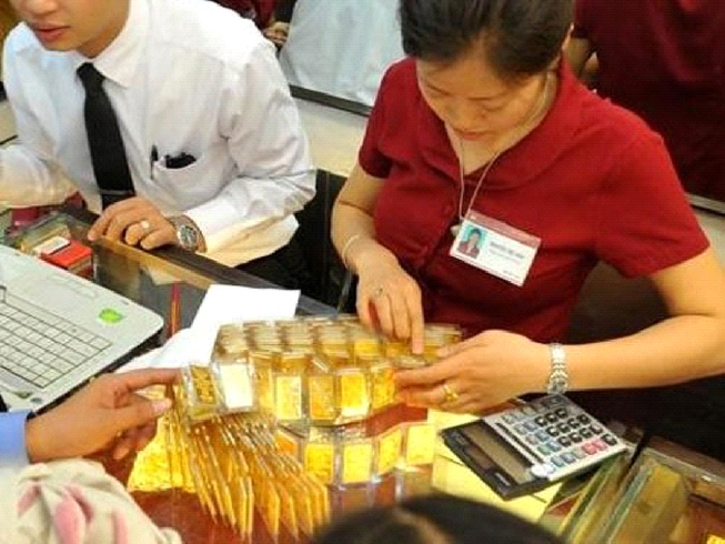 Giá vàng nhảy múa, giảm nhẹ rồi tăng vọt trở lại