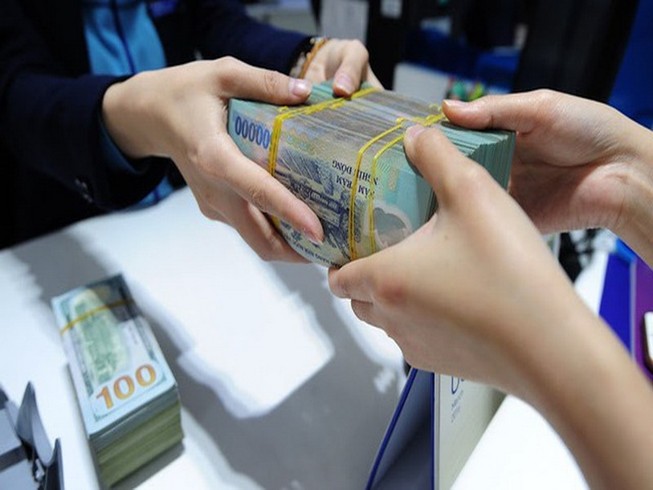 Lãi suất liên ngân hàng bất ngờ lao dốc