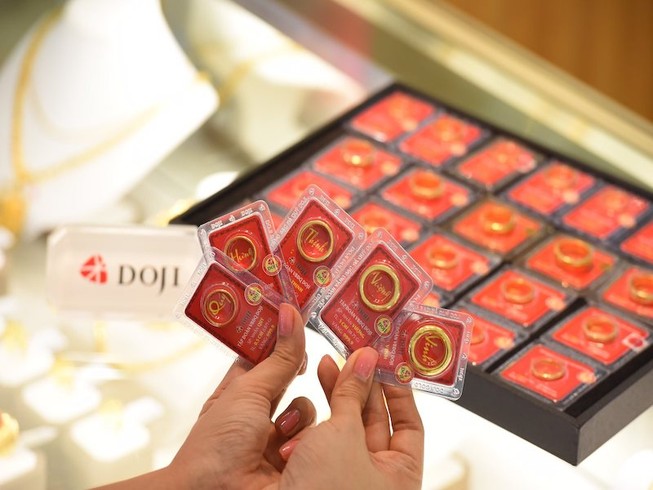 Giá vàng đột ngột xuống dốc, mỗi lượng mất nửa triệu đồng