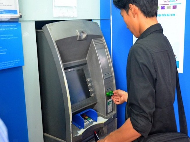 Bất ngờ giảm phí ATM, chuyển tiền nhanh...