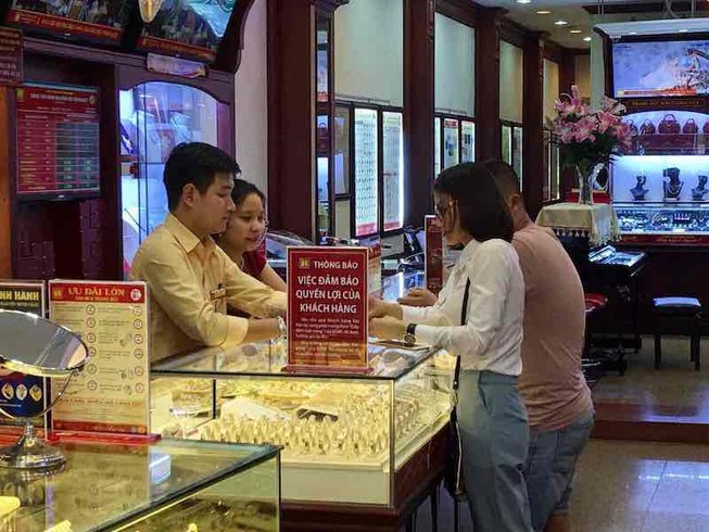 Giá vàng, đô la diễn biến trái chiều