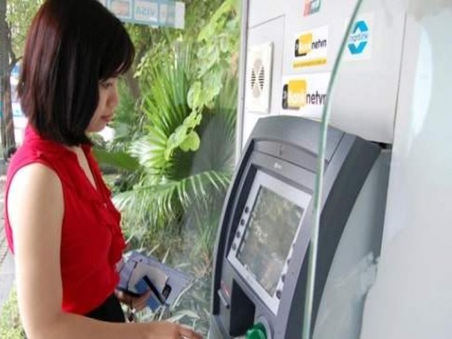 Ông lớn ngân hàng chạy đua giảm phí ATM
