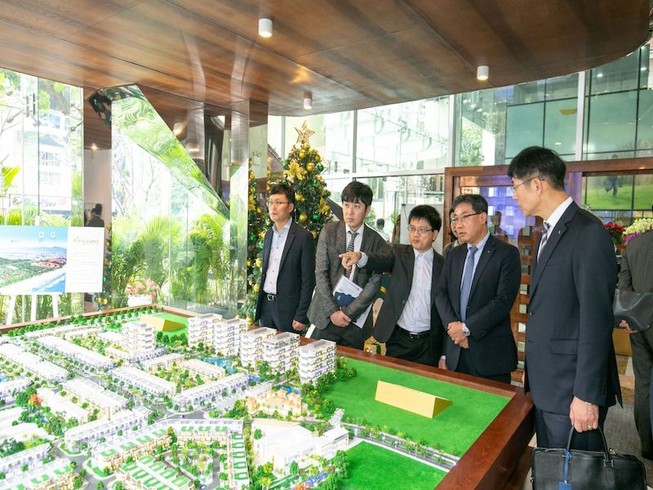 Doanh nghiệp bất động sản than khổ, bị 'trói' tay