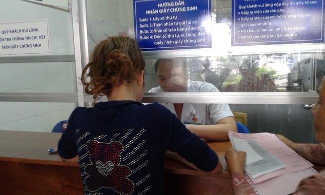 Bé bị bỏ rơi trên taxi: Bệnh viện Từ Dũ đã cấp giấy chứng sinh
