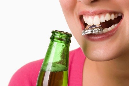 10 thói quen khiến răng dễ gãy