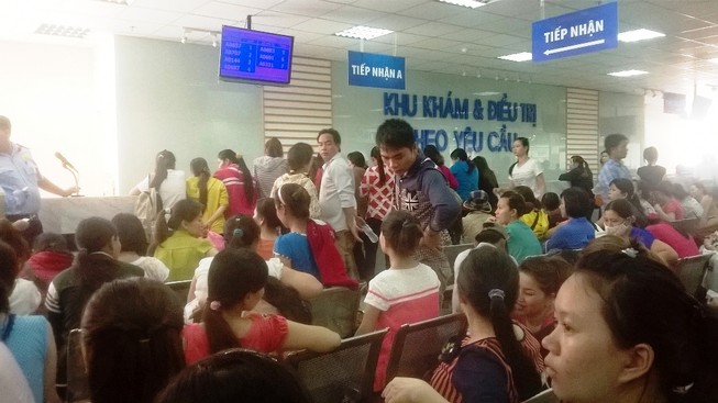 Bệnh viện quá tải người đến thăm khám sau nghỉ lễ