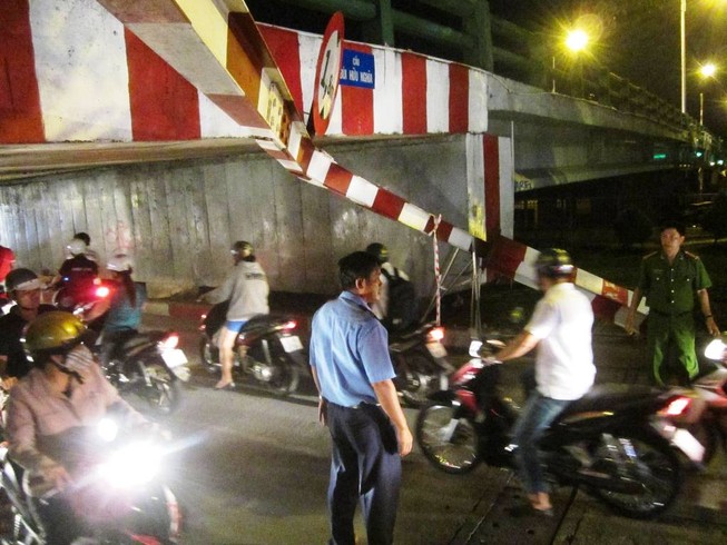 Xe ô tô tông sập thanh giới hạn chiều cao, giao thông ùn ứ