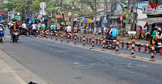 Xe công an va chạm xe máy, ba người tử vong