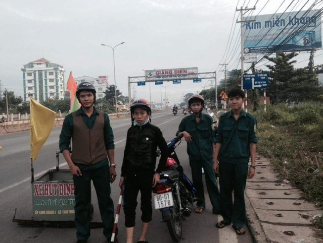 ‘Hiệp sĩ’ hút đinh trên quốc lộ 51