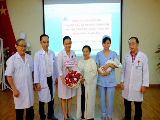 Bé gái bệnh tim bẩm sinh nặng 850 g đã xuất viện