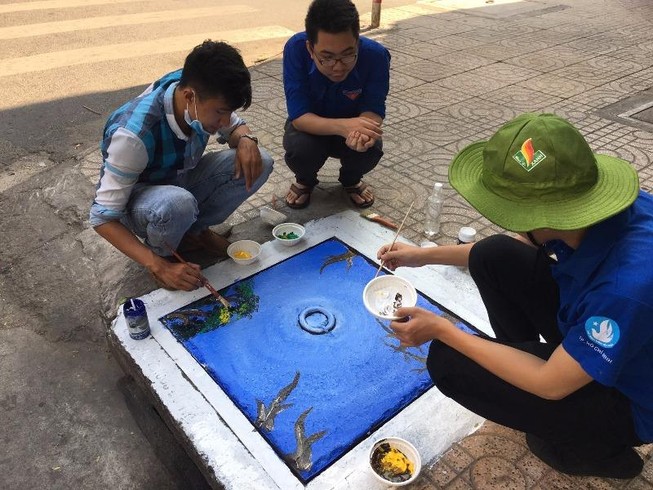 Ngỡ ngàng nắp cống được thay áo mới đầy màu sắc