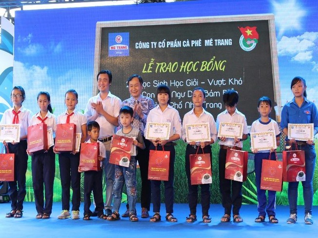 Trao học bổng, tặng xe đạp cho con em ngư dân