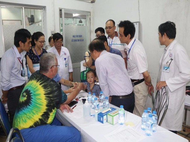 Rơi nước mắt khi được mổ miễn phí dị tật chi trên