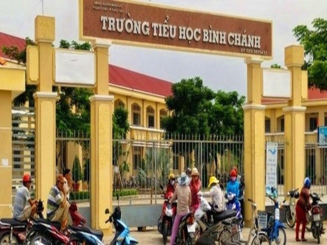 Cô giáo quỳ: Cách chức hiệu trưởng ông Huỳnh Công Sơn
