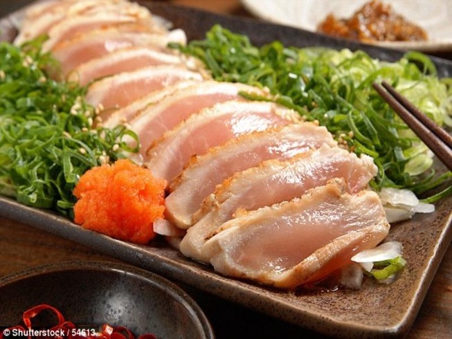 Suýt ‘chìm trong bóng tối’ do ăn phải giun trong sushi gà