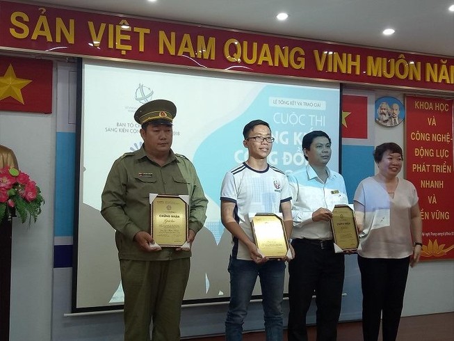 Người đàn ông vay tiền ngân hàng chế tạo xe chữa cháy mini