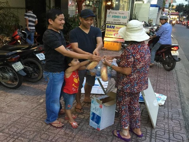 Những ổ mì chay miễn phí ấm lòng người nghèo giữa Sài Gòn