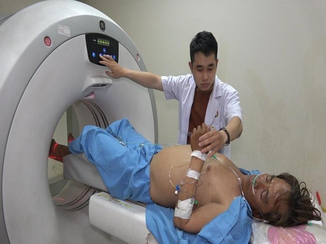Trực thăng đưa ngư dân từ Trường Sa về đất liền trị bệnh