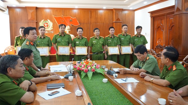 Băng nhóm cưỡng đoạt tài sản ven biển Cà Mau bị bắt