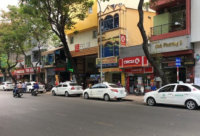 Công an mời tài xế taxi dù tráo tiền khách lên làm việc