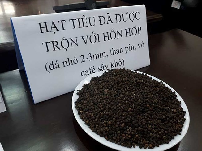 Truy tố 5 người dùng bột pin nhuộm tạp chất trộn vào tiêu