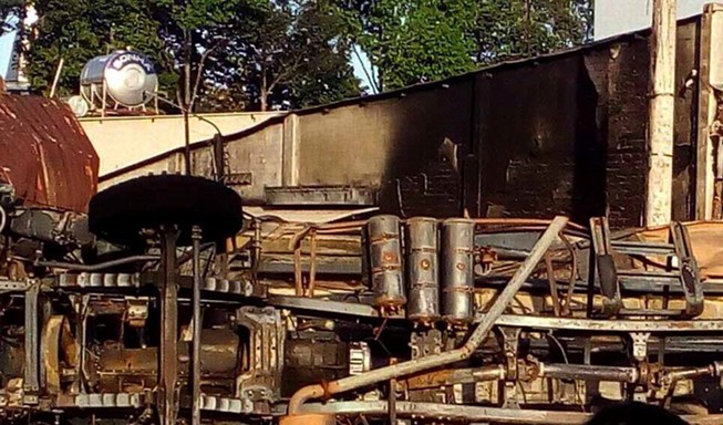 Xe bồn chở dầu lao vào nhà dân bốc cháy, 6 người chết