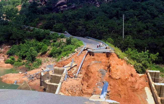 Sập cầu: Hơn 300 hộ dân Khánh Hòa bị cô lập