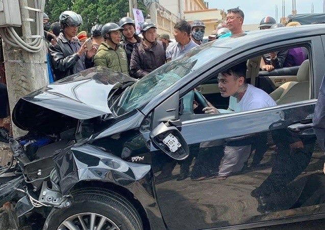 Việt kiều gật gù trong xe sau khi tông nhiều người bị thương