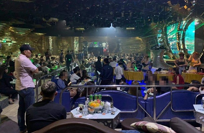 Cả trăm dân chơi nghi sử dụng ma túy trong quán bar ở quận 5
