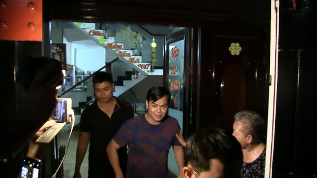 Phúc XO cười tươi khi rời nhà ra xe về trụ sở công an