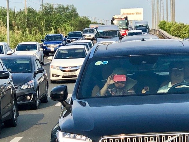 Ùn ứ xe 7km trên cao tốc Long Thành- Dầu Giây