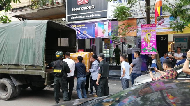 Cảnh sát khám xét hệ thống cửa hàng Nhật Cường mobile