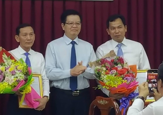 Ông Mạnh (bìa phải), ông Thống (bìa trái) tại buổi lễ công bố quyết định