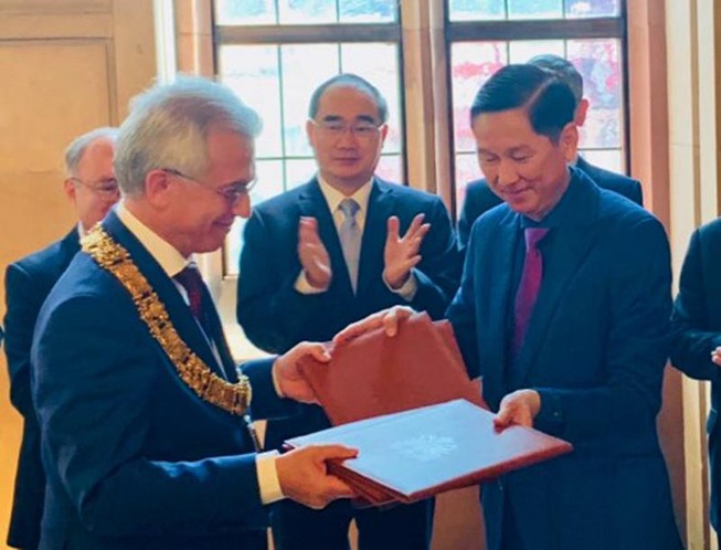Thị trưởng Peter Feldmann và Phó Chủ tịch Trần Vĩnh Tuyến ký kết văn bản ghi nhớ về Hữu nghị và Hợp tác giữa Frankfurt và TP.HCM