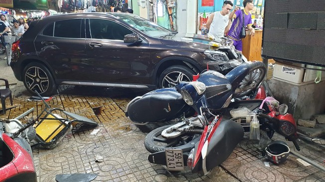 Nữ tài xế lái Mercedes tông nhiều xe máy, 6 người bị thương