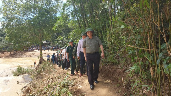 Ông Phạm Minh Chính vào Sa Ná thăm bà con bị lũ