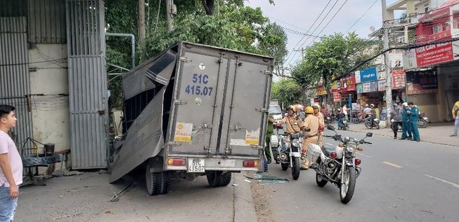 Trộm xe tải gây tai nạn liên hoàn khi tẩu thoát ở Thủ Đức
