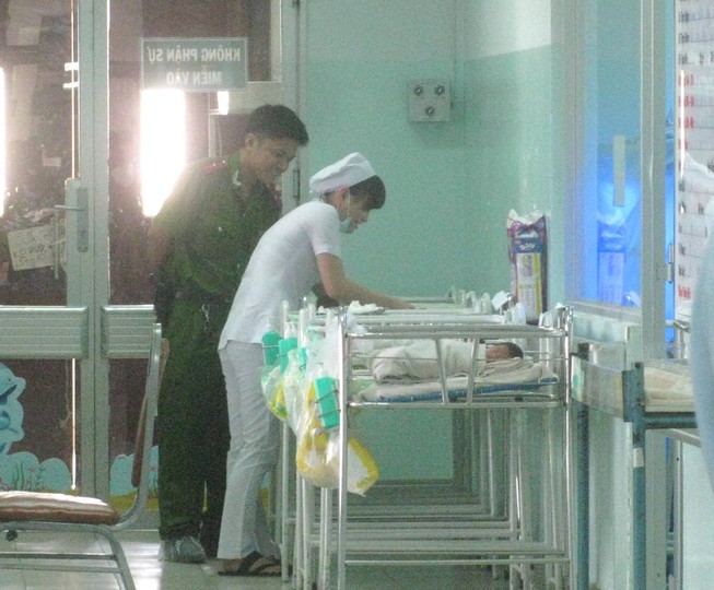 Nghi can đem trả lại bé sơ sinh bị bắt cóc tại BV Hùng Vương