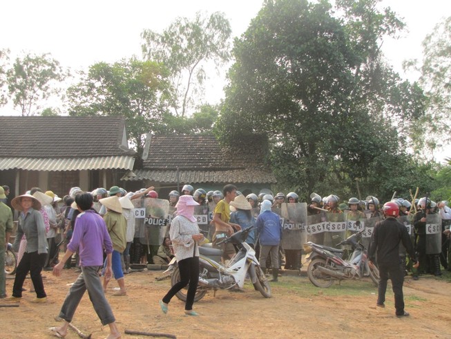Người dân quá khích bao vây, ném đá, đập phá nhà cán bộ xã