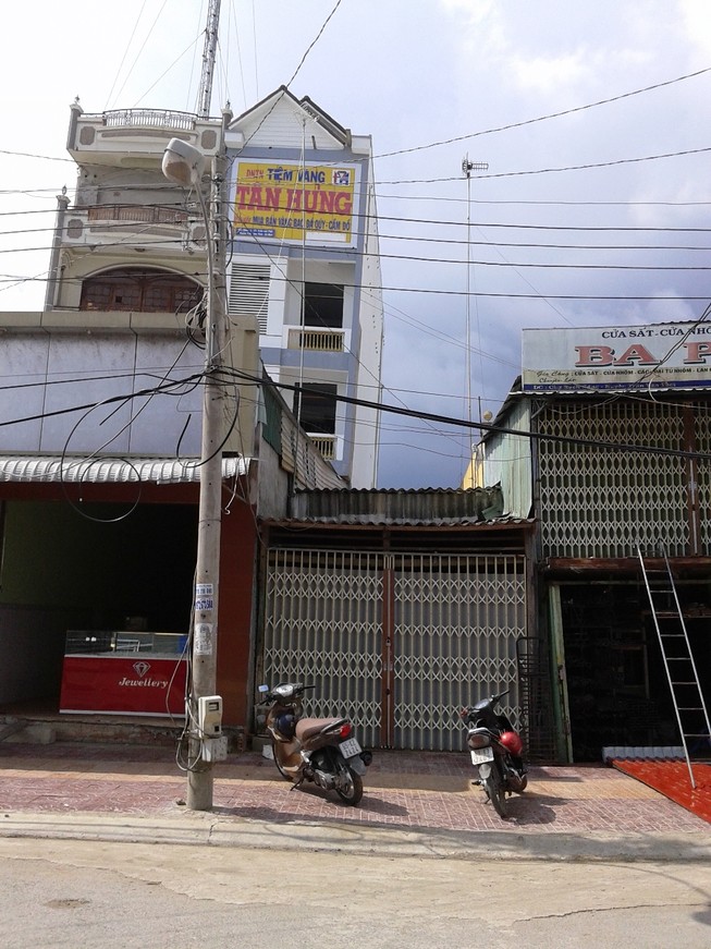 Thót tim trước ngôi nhà ba lầu “hình bẫy chuột”