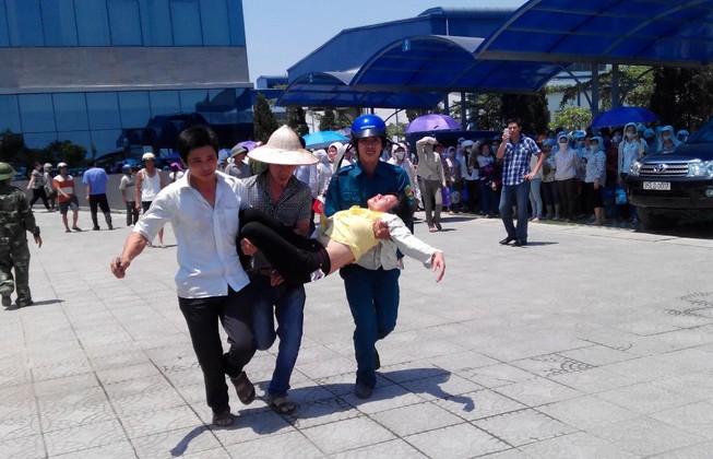 Hàng trăm công nhân bị ngứa họng, nôn ói, ngất xỉu sau khi uống nước