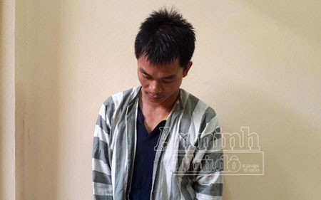 Chồng đi vắng, ôm con nằm ngủ hớ hênh bị hàng xóm lẻn vào “xin một cái“