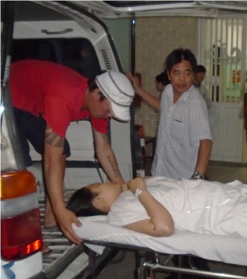 Hai mẹ con thiếu nữ bị tạt axít trên đường